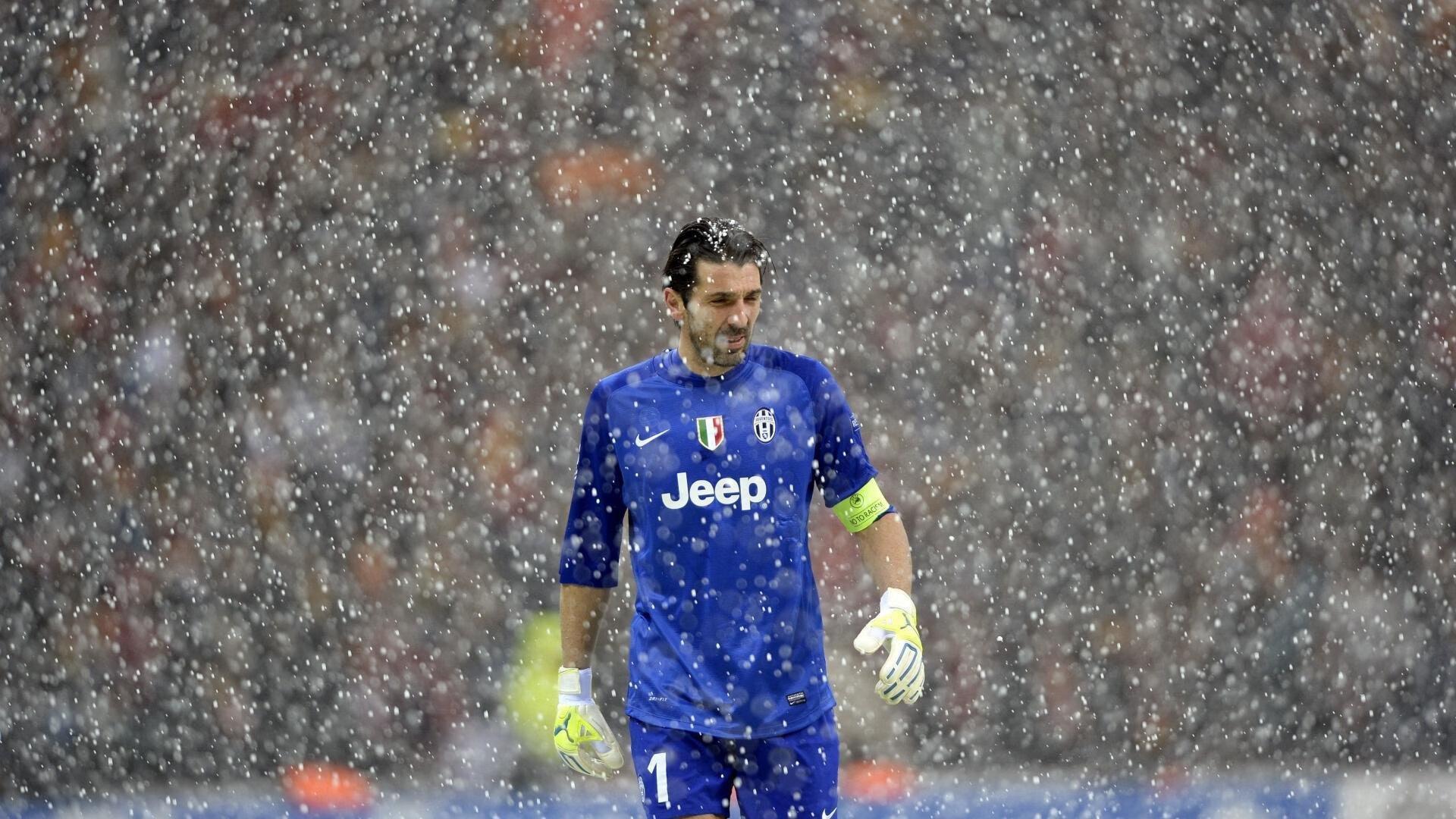 皇马瞄准阿贾克斯新星乌扎内,巴萨与巴黎加入争夺战