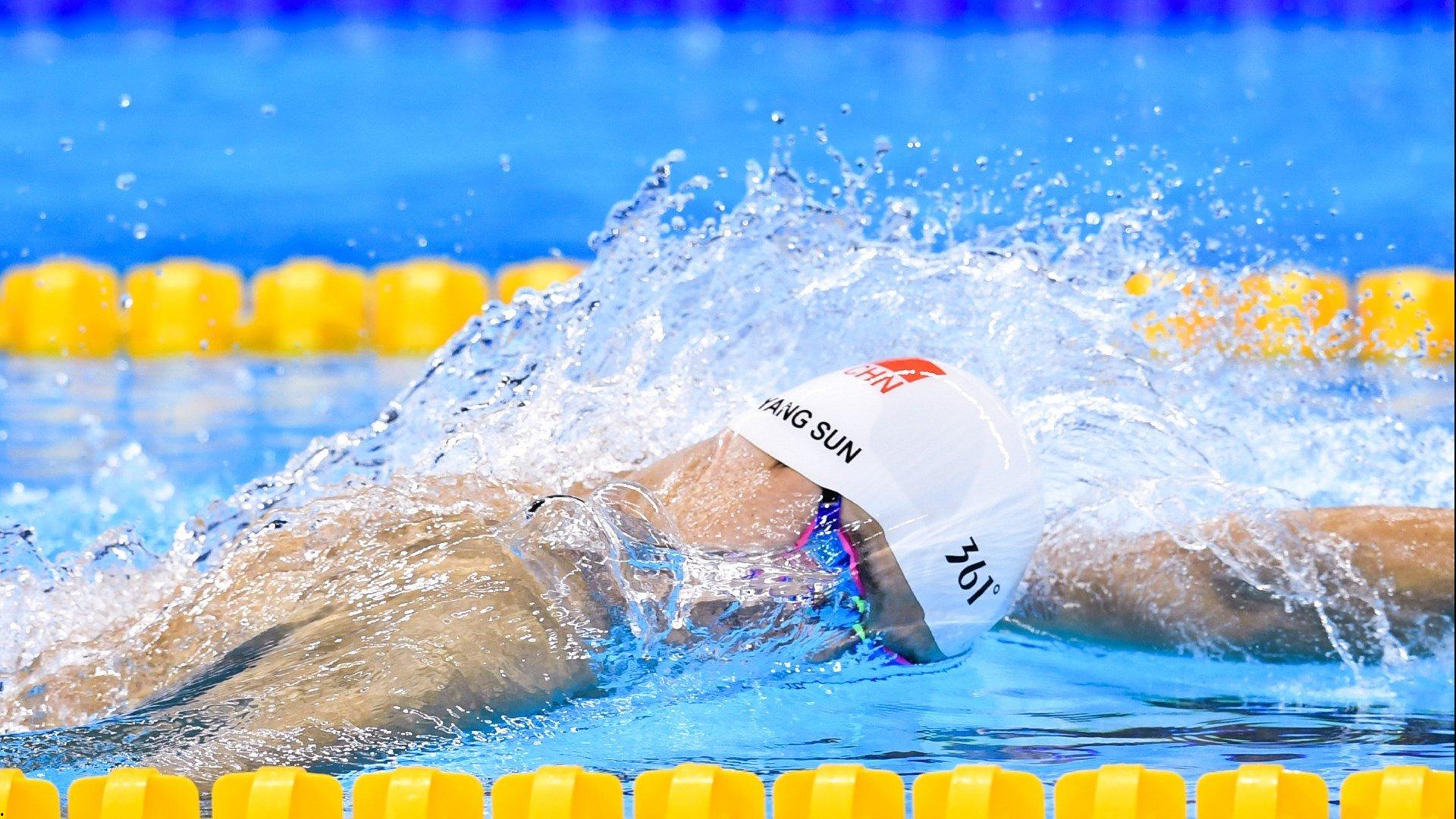 默契满分！克莱与马冬梅纽约街头携手亮相，体坛神仙组合再添温情一幕